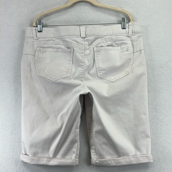 Democracy “Ab”Solution Bermuda Shorts Size 16 Cream Cotton Blend w/Spandex EUC - Picture 4 of 8